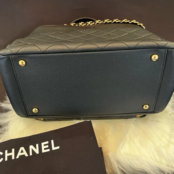 Chanel Business Affinity Tote Bag, Caviar Black Leather, Gold Hardware - Picture 4 of 13